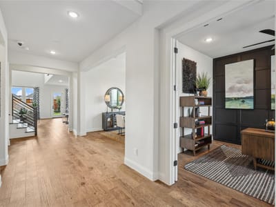 Living area at 933 Landing LN - 6 bed 4 bath home
