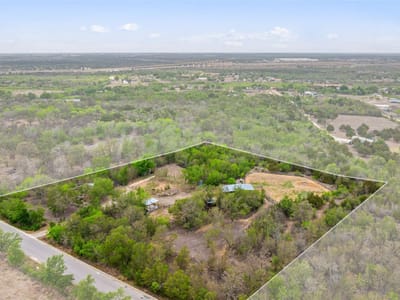 Living area at 9426 Bock Rd - Austin Skyline Sec 01, Buda, TX