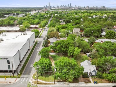 Living area at 945 E 51st St - Ridgetop, Austin, TX