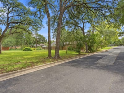 Living area at 9505 Woodshire DR - Castlewood Forest Sec 09, Austin, TX