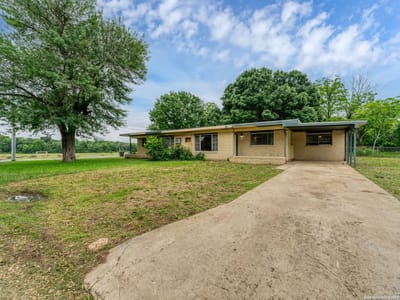 Living area at 955 university Ln - 13 BLK: ADDN: UNIVERSITY PLACE, Seguin, TX