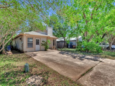 Living area at 9613 Curlew DR - 3 bed 2 bath home