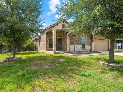 Living area at 967 Divine WAY - 5 bed 3 bath home