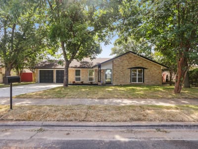 Living area at 9807 Kendal Dr - 3 bed 3 bath home