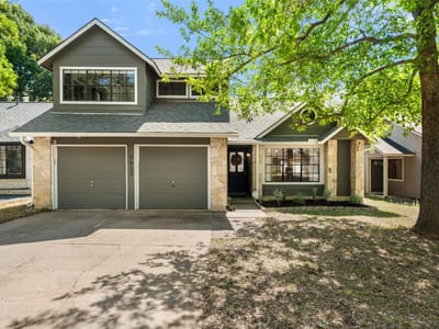 Living area at 9833 Briar Ridge DR - 3 bed 2 bath home