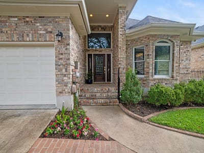 Living area at 3909 Arbor Glen WAY - 3 bed 3 bath home