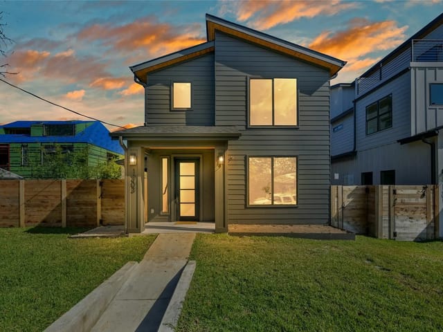1303 Singleton St