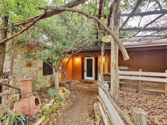 404 S Mustang Ave