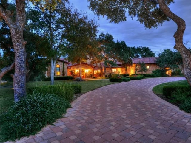 9001 Camelback Dr
