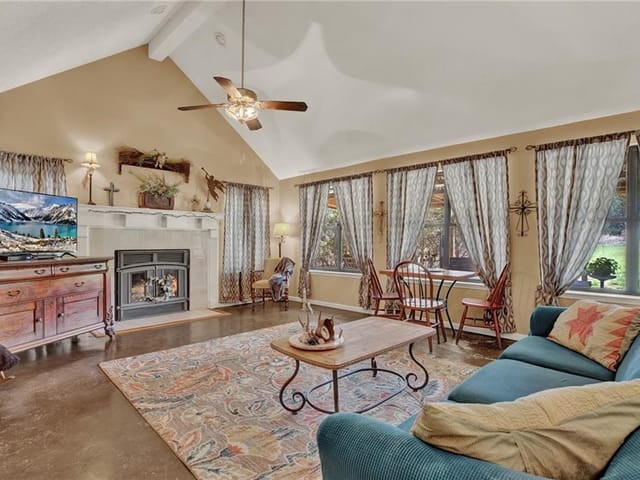 1 Carriage House Ln