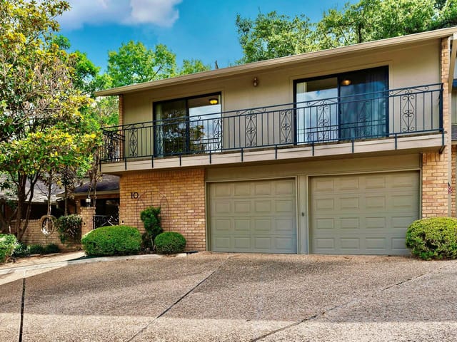 10 Woodstone Sq
