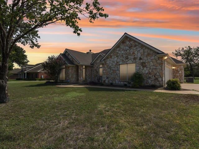 100 Grove LN