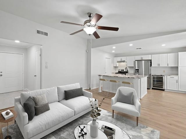 10001 Woodglen Dr