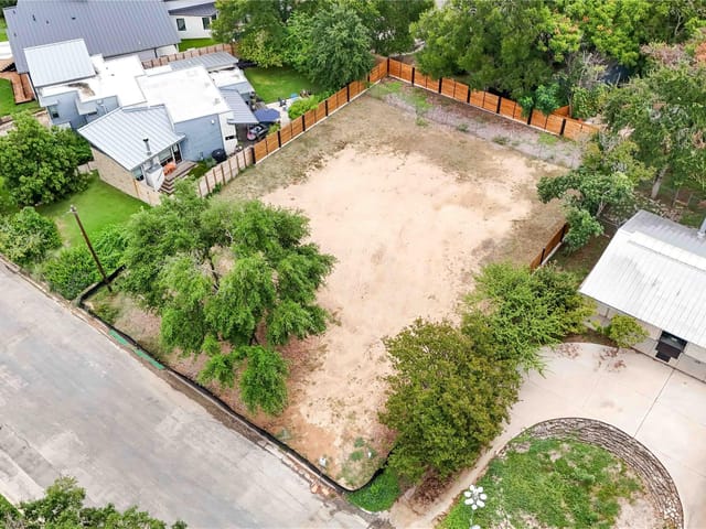 1001 Bluebonnet Ln