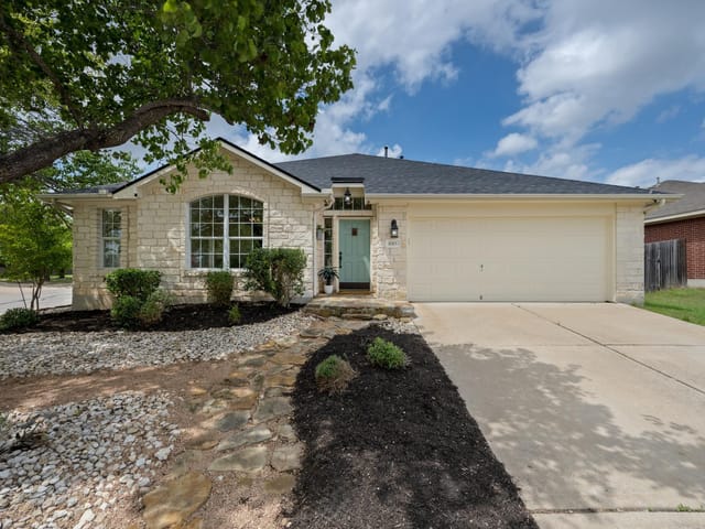 1001 Mapleridge Cir