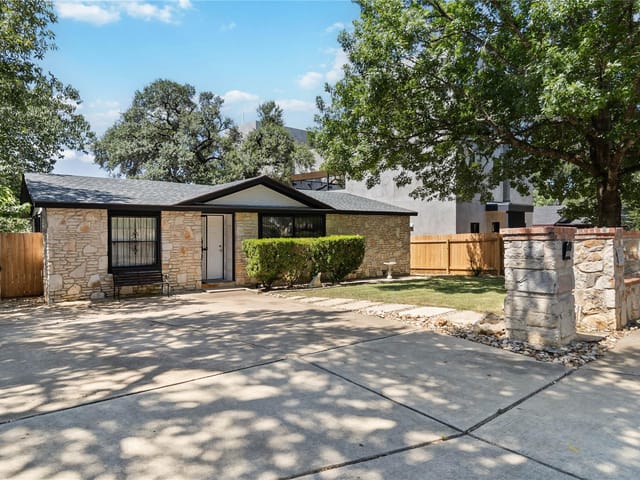 1002 Walter St