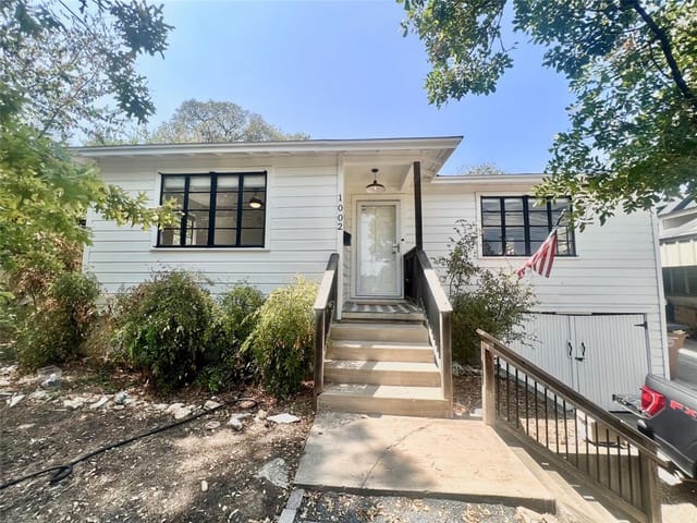 1002 Winsted LN