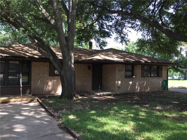 1003 Lakeshore DR