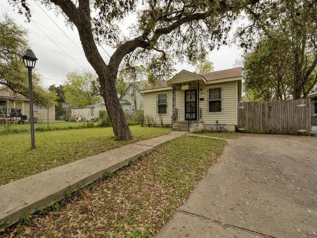 1003 W Johanna St