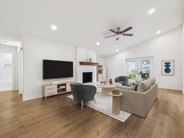 1005 Bowie St