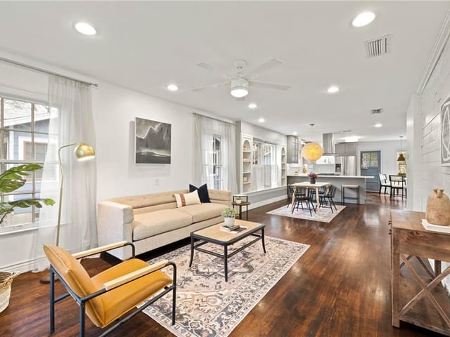 1006 E 38 1/2 St