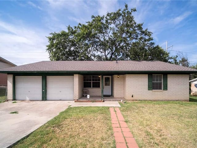1006 Sherry LN