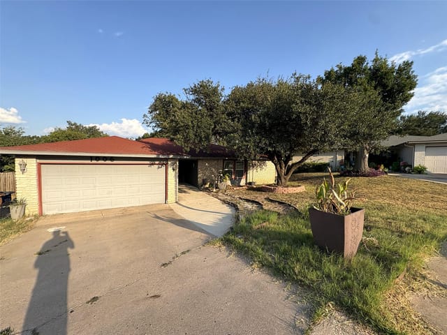 1006 Wisteria CIR