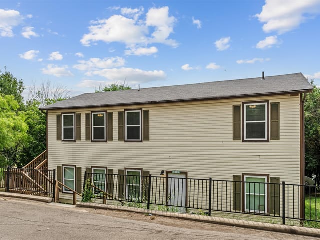 1009-1019 Advance St