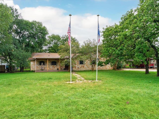 1009 Bluebird DR