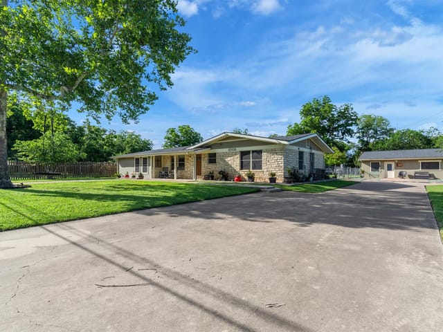 1009 Crepe Myrtle DR