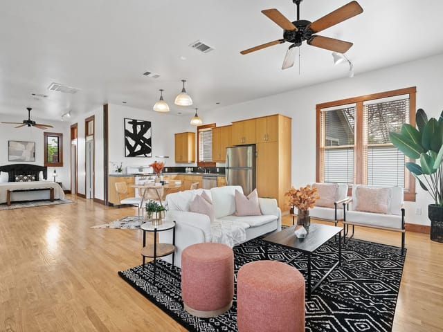 1009 W Johanna ST