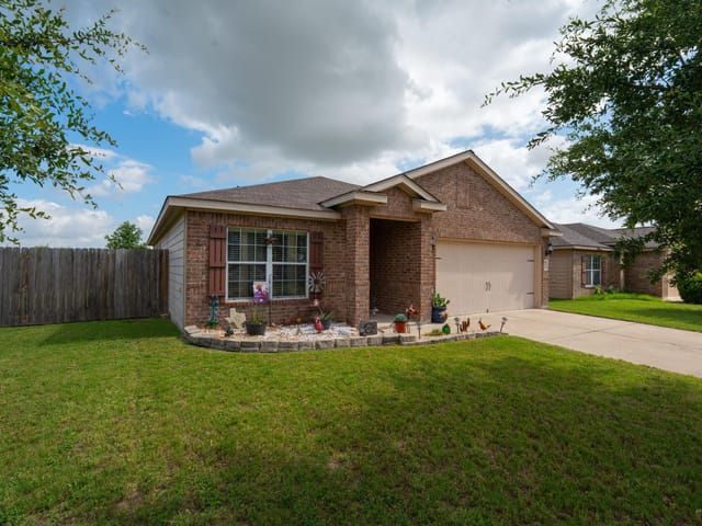 101 Hawkins LN