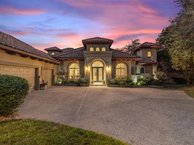 101 Lakeway Hills Cv