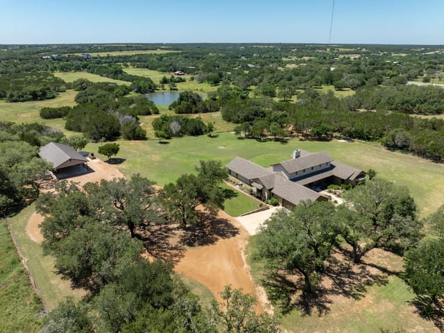 101 Shady Oaks TRL