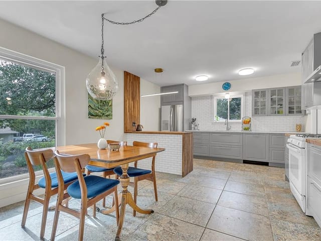 10100 Pond View Cir