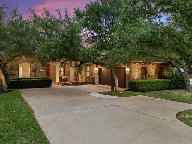 102 Blue Jay Dr