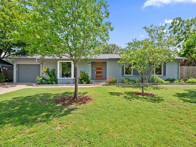 102 E Crestland DR