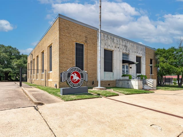 102 W Fox St