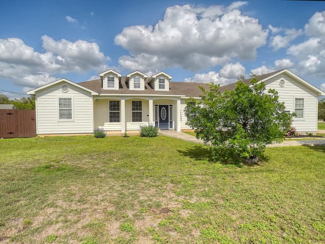 102 W Oak Loop