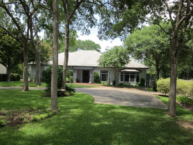 10210 Pinehurst Dr