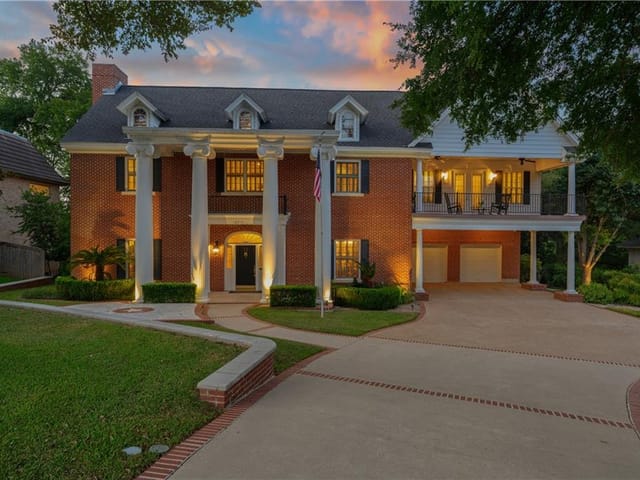 10216 Pinehurst Dr