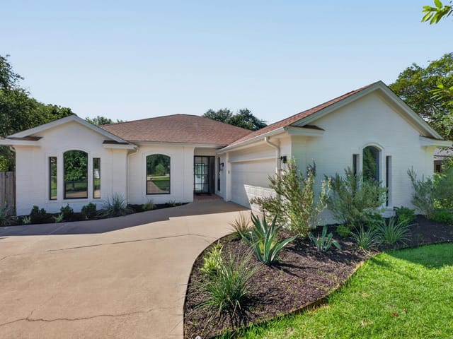 103 Copperleaf RD - front exterior - Luxury home in Lakeway Sec 24, Lakeway, TX