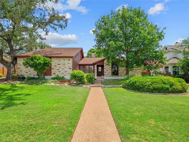 104  CAREFREE Cir  