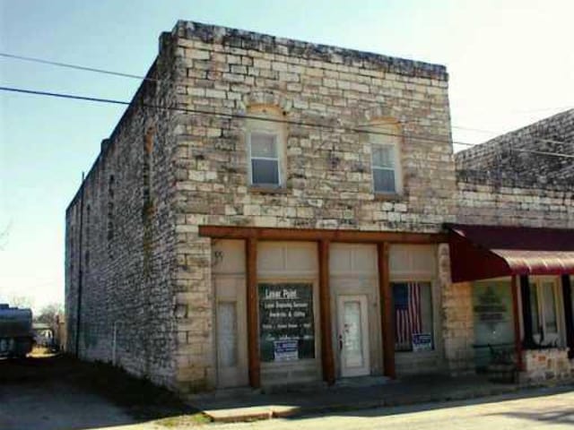 104 N COLLEGE Ave