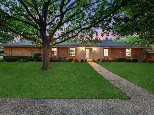 10402 Pinehurst Dr