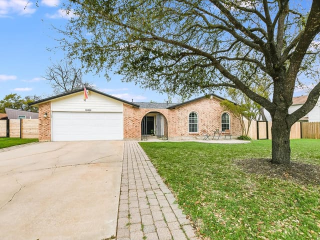 10405 School House Ln