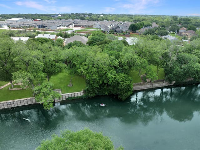 1049 River Ter