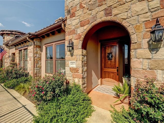 105 Lucia CIR