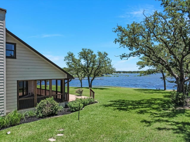 106 Agarita Dr