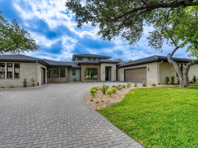 106 Edwards CIR